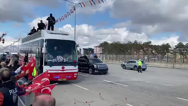 Yok böyle aşk! yollarına karanfil döktüler