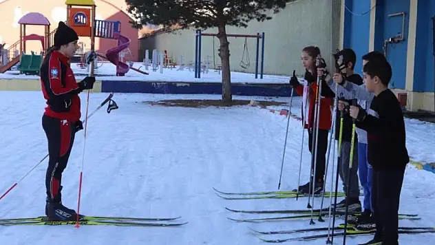 Ağrılı Zozan başarılarıyla kızlara örnek model oldu