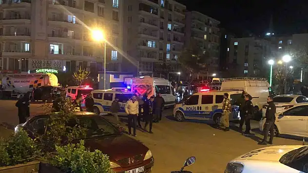 Sahur vakti bıçaklarla birbirlerine saldırdılar
