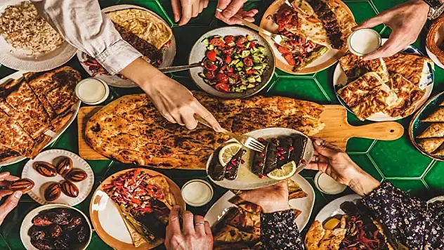 İftarda hızlı yemek yemenin zararları korkutuyor
