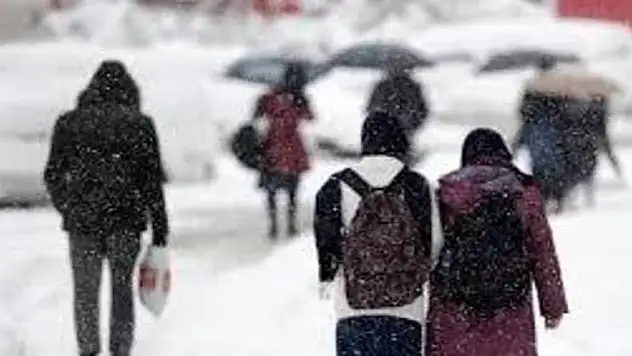 Kış geri geldi! Okullar tatil edildi