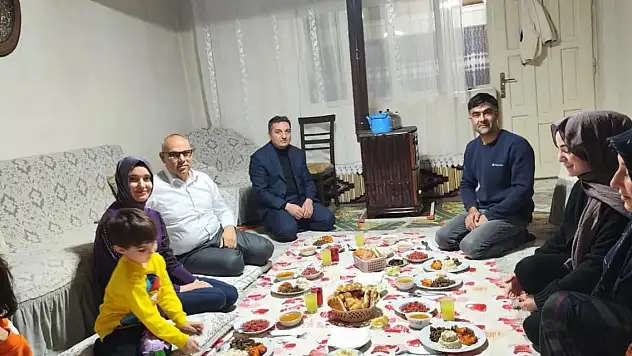 Vali Koç, sobalı evde yer sofrasında iftar açtı