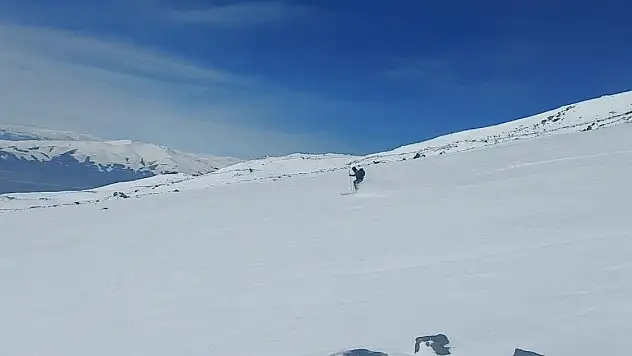 Ağrı Dağının zirvesinde Kayak yaptılar