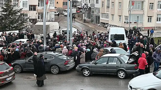 Kar Altında Sebze Bekleyişi: İş İnsanının Şaşırtıcı Hareketi Herkesi Şaşırttı! Ücretsiz Dağıtım Detayları İçin Tıklayın!