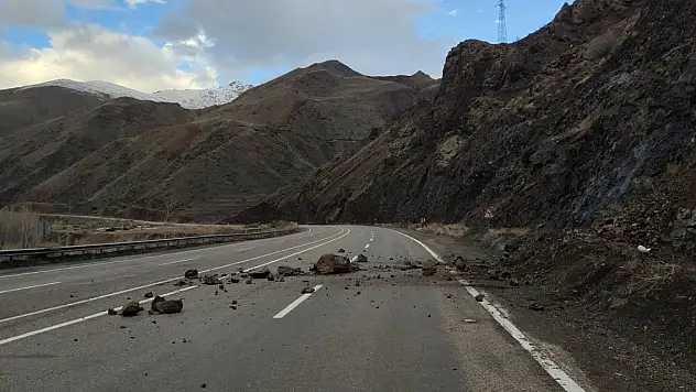 Yağışlı hava karayoluna heyelan getirdi
