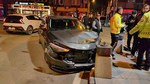 Bursa'da otomobille motosikletin çarpıştığı feci kaza kamerada