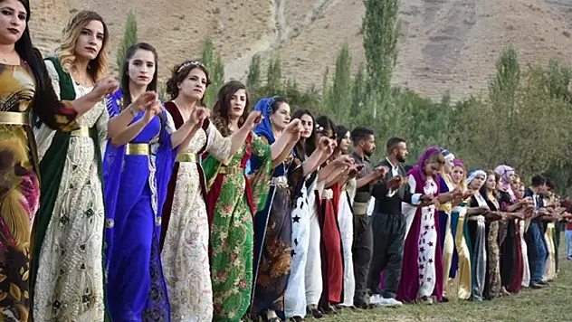 Seçim Meydanında Kürtçe Şarkı: Lo Ekremo Lo