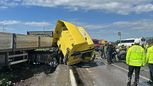 TIR Karşı Şeride Geçti: 6 Ölü