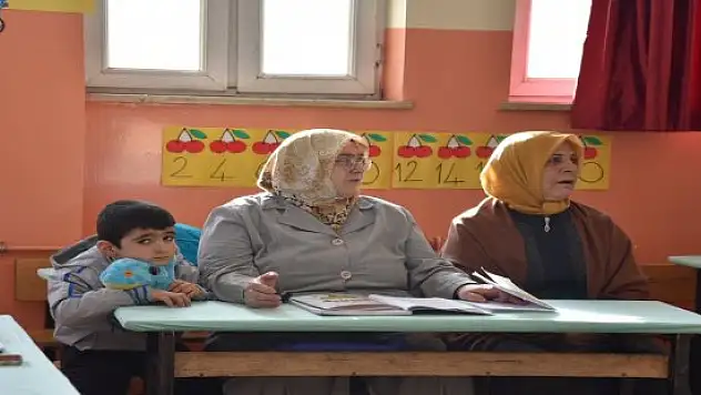 Ağrı'da okuma yazma bilmeyen kadınlar okuyor