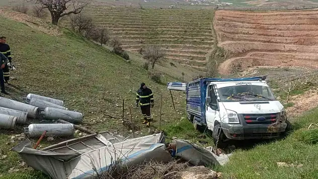 Tüp taşıyan kamyonet devrildi faciaya ramak kaldı