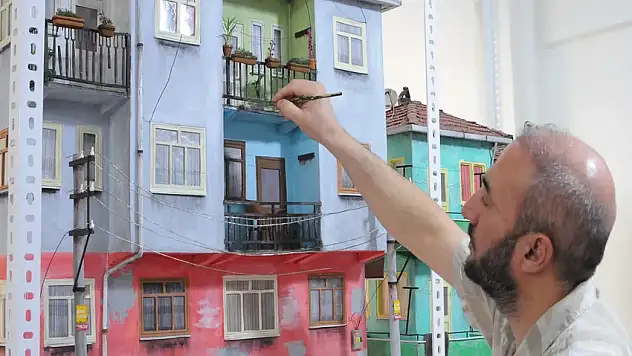 Evinin bir odasını minyatürlerine ayırdı