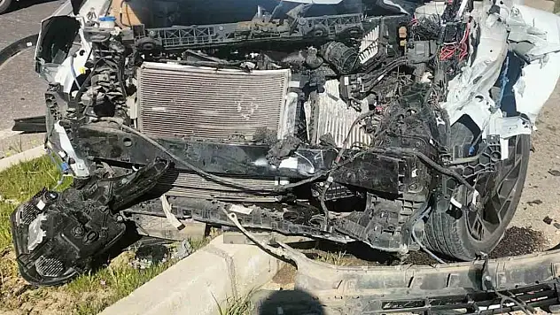 Minibüse çarpan otomobil hurdaya döndü