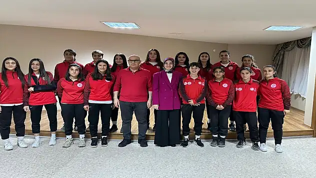 Vali Koç ve eşi, Ağrı'nın kadın futbolcularıyla iftar yemeğinde