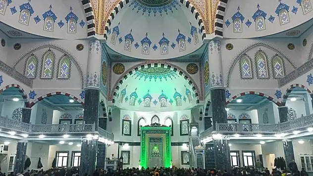 Ağrı'da camiler doldu taştı