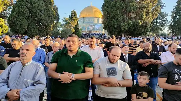 Mescid-i Aksa'da 60 bin kişi bayram namazını kıldı