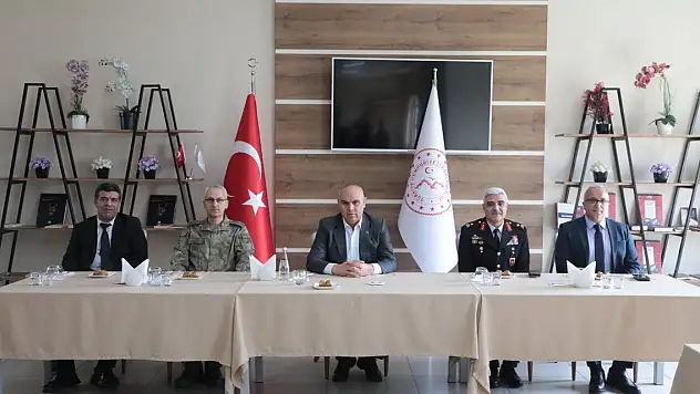 Ağrı protokolü bayramlaştı