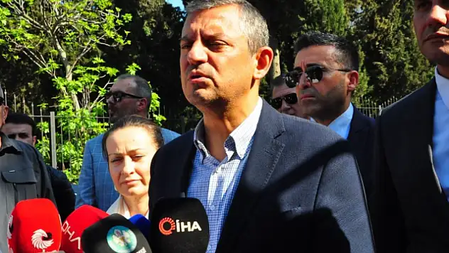 'CHP Lideri Özgür Özel'in Ameliyat Sonrası Şaşırtan Gözlüksüz Yeni İmaji!'
