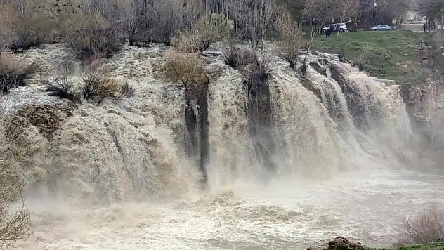 Kar suları eridi Muradiye Şelalesi coştu