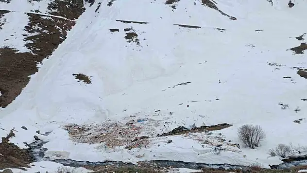 Yayla evlerine düşen çığ her tarafı yıktı geçti