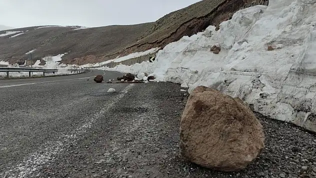 Karayoluna kaya parçaları düştü
