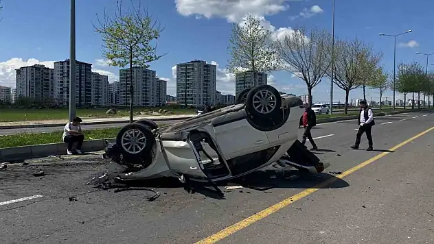 Diyarbakır'da iki otomobil çarpıştı: 6 yaralı
