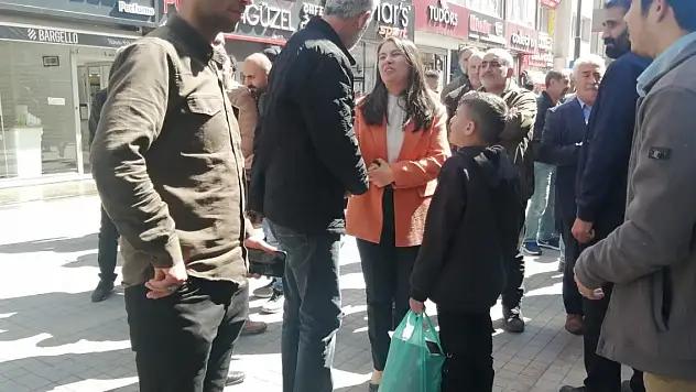 Bayramlaşmak için çıktığı caddede ilgiden zor yürüdü