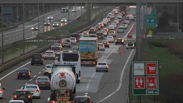 Dönüşler başladı! Otoyolda saatlerce beklediler