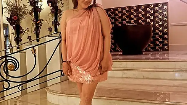 Civelek'in eleştirilen ödül töreni elbisesi ne? Feyza Civelek Cannes'ta ne giydi?
