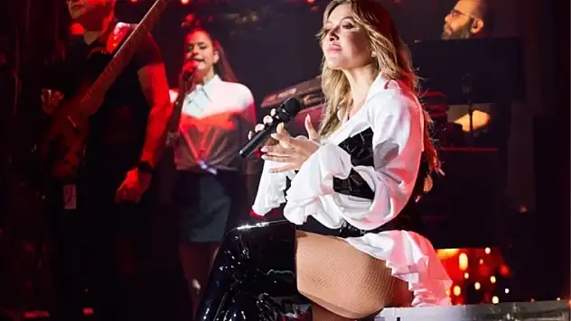 Hadise frikik yakalamaya çalışan kameramana rest çekti!