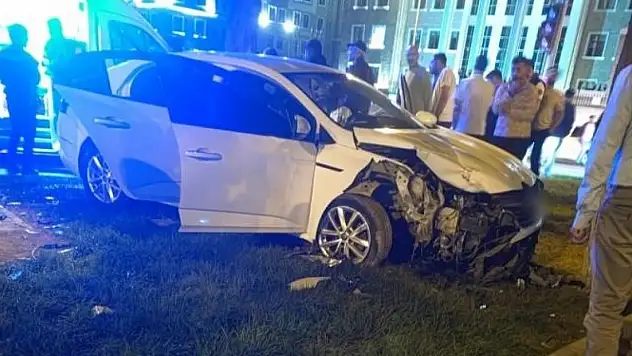 İki otomobil kavşakta çarpıştı: 4 yaralı
