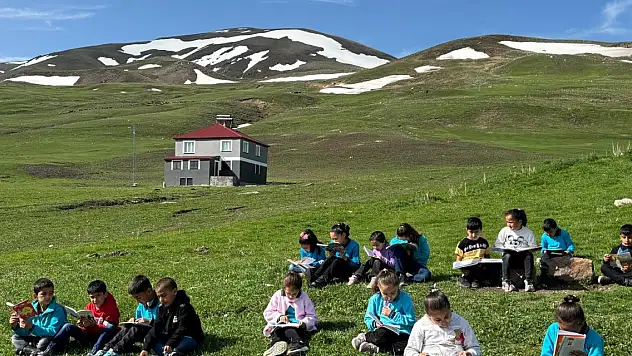 Okulda sıkılan öğrenciler dışarıda ders yaptılar