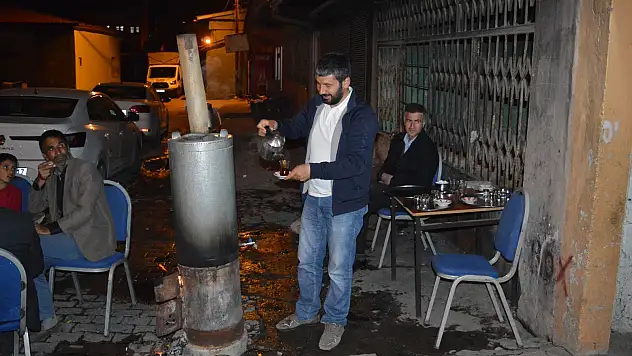 Ağrı'da Ramazan ayında semaver çayı içiliyor
