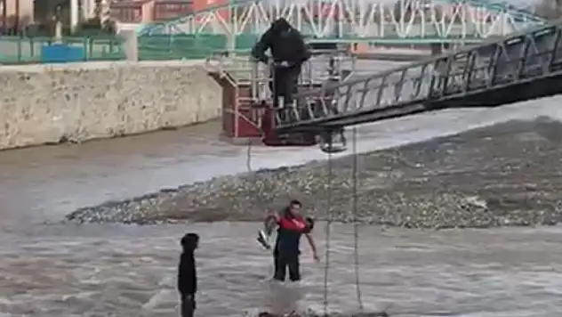 Kahraman itfaiyeciler mahsur kalan çocukları kurtardı