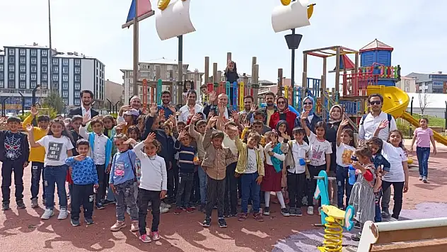 Köylerde okuyan öğrencilere unutulmaz bir gün yaşattılar