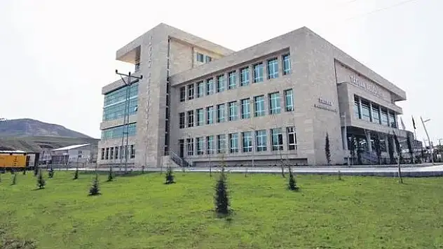 Tatvan Belediyesi'nden Her Cumartesi Temizlik Hamlesi: 'Tatvan Bizim Evimiz, Evimizi Kirletmeyeceğiz!'