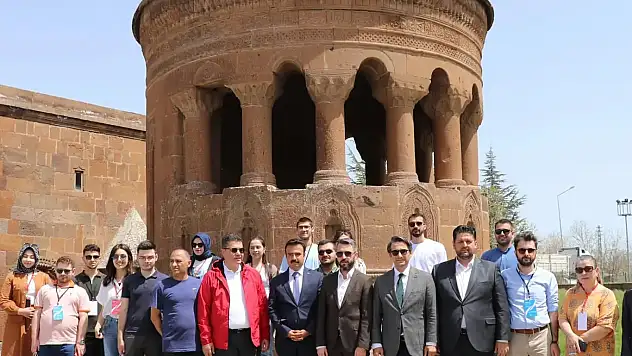 Haluk Dursun Anısına Tarihi Yolculuk: Ahlat'ta Öğrenciler ve Akademisyenler Tarihi Mekanları Gezdi