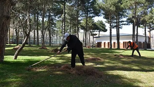Tatvan Belediyesi, Çevre Düzenlemesi ve Peyzaj Onarım Çalışmalarıyla Kente Güzel Bir Görünüm Kazandırıyor