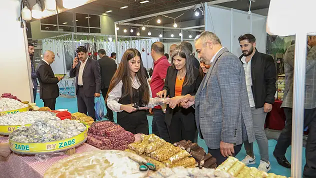 Van Büyükşehir Belediyesi Eşbaşkanı Neslihan Şedal, Tarım Fuarında Esnaflarla Buluştu