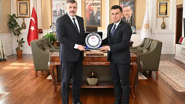 Erzurum'da Şehitlere Vefa Projesi Kapsamında Çini Plaket Takdimi