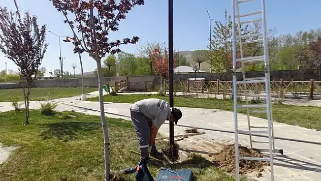 Gürpınar'da Bahar Temizliği Başladı: Parklar, Bahçeler ve Sokaklar Temizleniyor