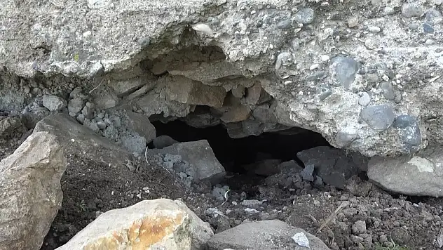 Hazine avcıları altın bulma ümidiyle tarihi eseri zarara uğrattılar