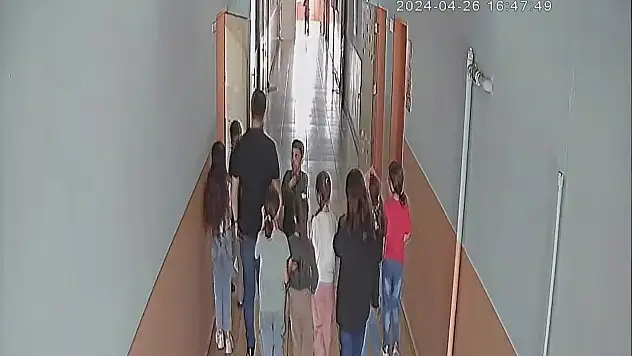 Boğazına yiyecek kaçan öğrencisini Heimlich manevrasıyla kurtardı