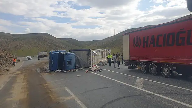 Van'da feci kaza: Çay yüklü tır devrildi