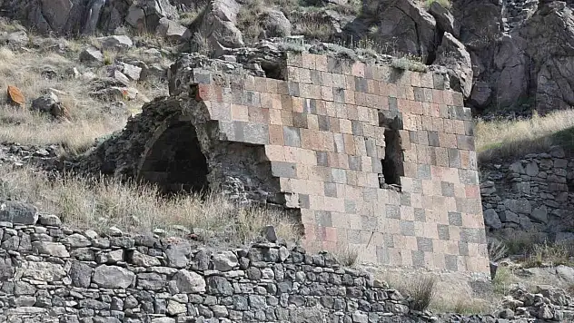Kars'ta define avcıları  'Gürcü Kilisesi'ni talan etti