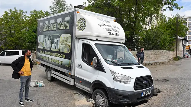 Van'da sağanak sonrası yol çöktü