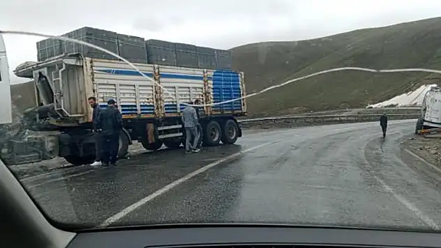 Van'da 2 tır birbirine girdi: 2 yaralı