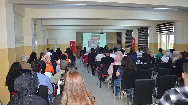 Muş'ta Tarihsel Perspektiften Gelecek Motivasyonuna konferansı
