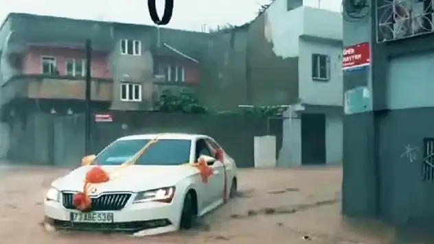 Gelin arabası sel sularının ortasında kaldı