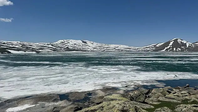 Ağrı'ya kış geri geldi
