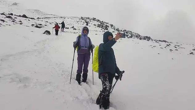 Ağrı Dağı'nda dağcılar zirve yapamadan döndüler